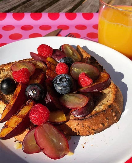 Grilled fruit on toast 