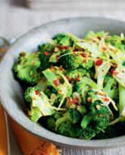 Stir-fried broccoli with garlic, ginger and chilli