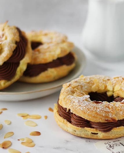 Paris-Brest con crema mousseline al cioccolato