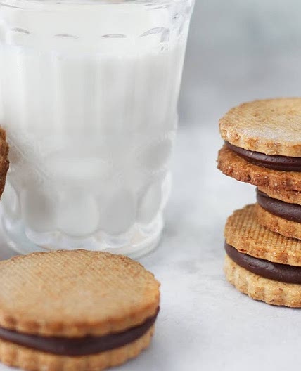 Sablés con ganache al cioccolato e caramello
