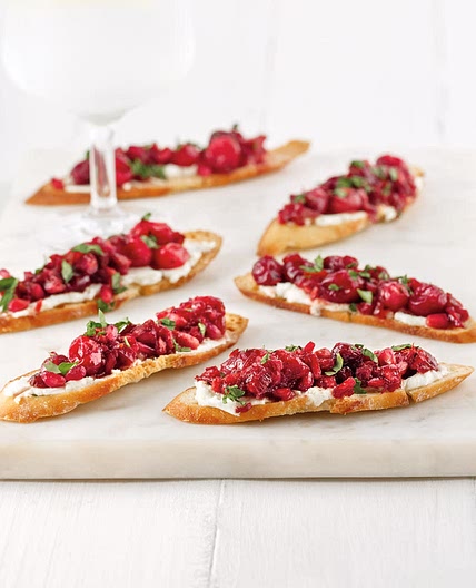 Tartine au chèvre fouetté, grenade et romarin