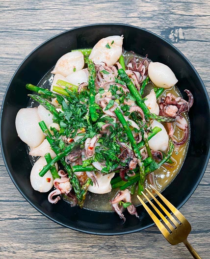 Garlic Calamari with Asparagus 