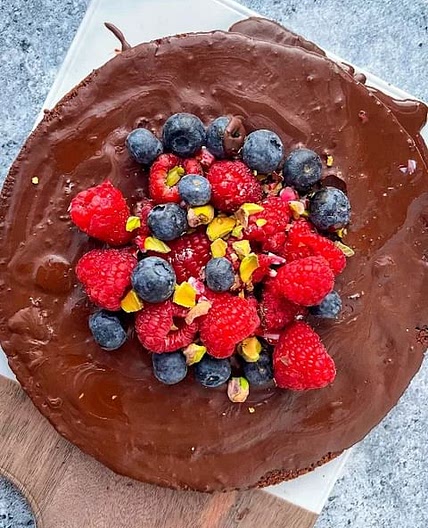 🤯💕🍞 STALE BREAD BROWNIE CAKE. 👋Did you know BREAD is the most wasted food in the world?! Seriously. An estimated 900,000 tones are thrown out globally per year. 🍞Here’s just one idea on how to use your stale bread. It’s also awesome for croutons, stuf