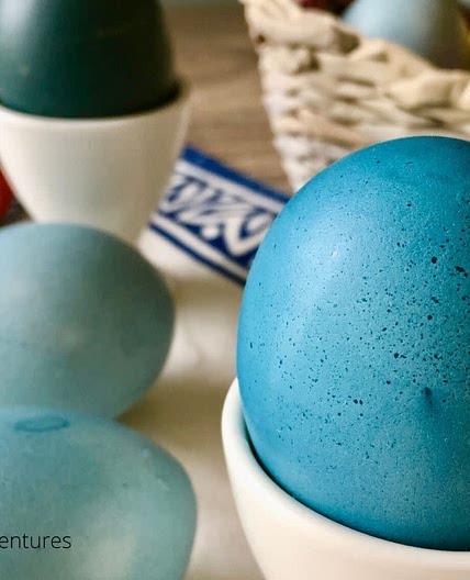 EASTER EGGS WITH RED CABBAGE