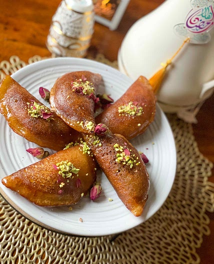 Walnuts and cheese filled dessert 