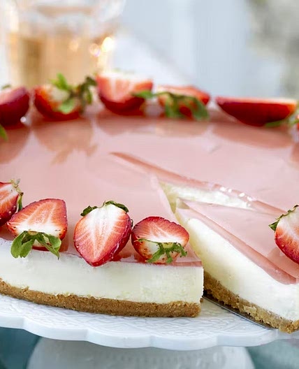 Cheesecake with rosé jelly