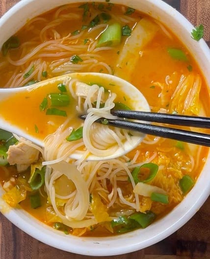 Something about breaking your fast with a warm and satisfying bowl of soup 🍲 and its even better when that soup hits all those sweet, savoury and spicy notes. This Thai red curry coconut chicken noodle soup will satisfy every soup craving and more 🙌🏼 oh