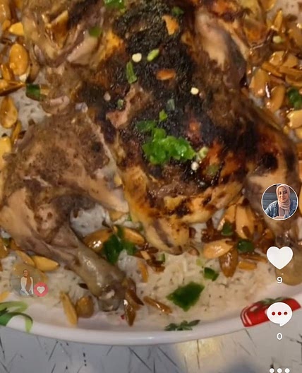 Rice and whole chicken topped with almonds (Fettah w/o the bread