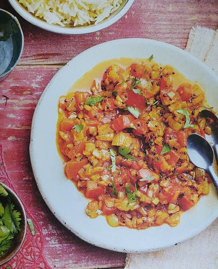 Curry de tomates, oignons nouveaux et riz basmati au curcuma