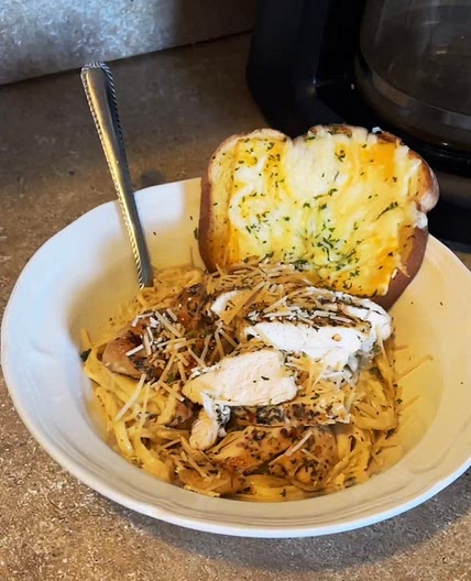 Chicken Alfredo & Cheesy Garlic Toast