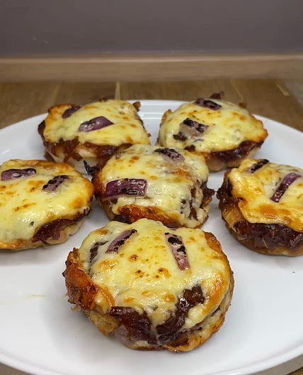 Cheese and chutney toast bites