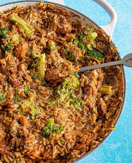 ONE POT CHEESY CHICKEN AND RICE