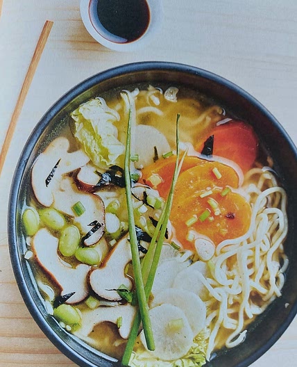 Ramen, shiitakes et légumes