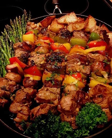 GARLICKY RIBEYE STEAK KABOBS with roasted asparagus and potatoes