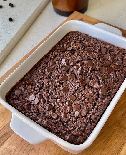 bookmark this vegan BROWNIE BAKED OATMEAL 🤎✨follow for more vegan recipes! Ingredients: 2 cups coconut milk 1/2 cup maple syrup 1/3 cup peanut butter 1 tsp vanilla 2 cups rolled oats 1/4 cup cocoa 1 tsp baking powder 1 tbsp flax pinch of salt 1/3 cup choc