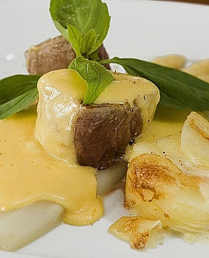 Spargel mit Sauce Hollandaise, gebratenem Schweinefilet und Kartoffelgratin