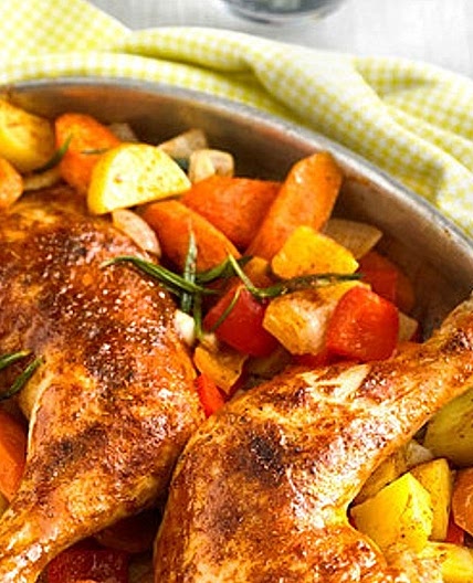 Hähnchenschenkel mit Gemüse und Kartoffeln im Backofen