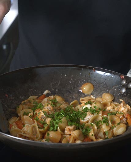 Chicken, Mozzarella & Roasted Pepper One Pot Pasta