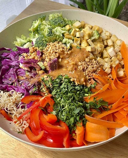 🤯🌱💕EPISODE 2 POWER BOWLS: Nutty Noodle Edition, follow for more! . 🤤This a delicious vegan meal prep friendly recipe that lends 3 to 4 servings. Make sure to bookmark so you can make the recipe later! . 🌱RECIPE, lends 4 servings: 2 cups noodles of cho