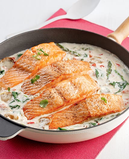 Saumon en sauce crémeuse dans la poêle