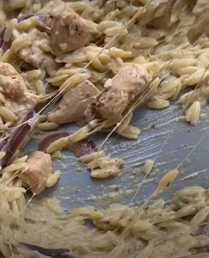 Cheesy chicken & pesto orzo