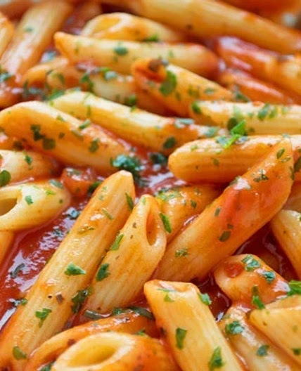 Nudeln mit Tomatensoße