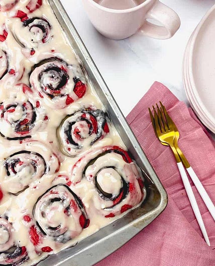 Red Velvet Cinnamon Rolls (overnight recipe)