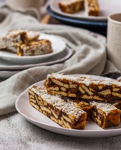 No-Bake Date Slice (Dadelvingers)