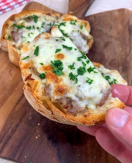 CHEESY SAUSAGE BRUSCHETTA 