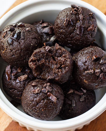 brownie batter bliss balls with cacao and dates (vegan)