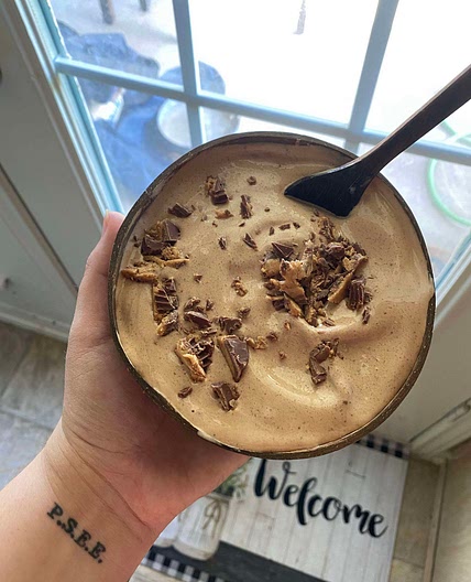 Reece’s Peanut Butter Cup Smoothie Bowl