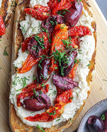 White Bean Hummus Toast 🎥🌿🌱 w/ sun-dried tomatoes, kalamata olives, dill & lemon!