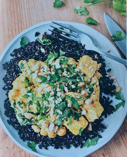 Curry de légumes, tofu et riz noir
