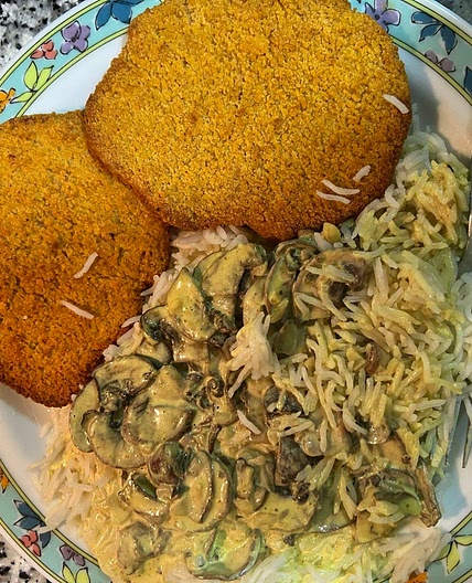 POLLO VEGANO CON ARROZ AL CURRY Y CHAMPIÑONES 