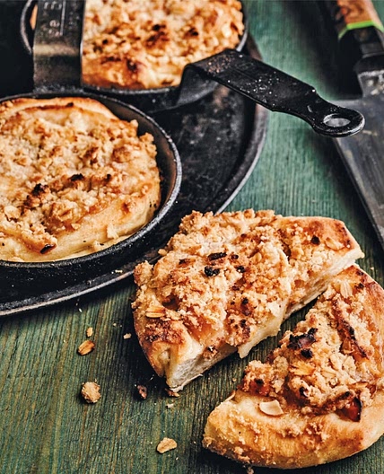 HOME OVEN APPLE PIZZETTE