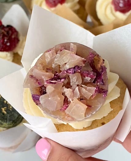 Vanilla Cupcakes with Misaky Crystals 
