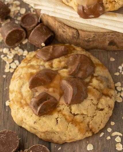 Crumbl 🙀 Oatmeal Rolo Cookies 