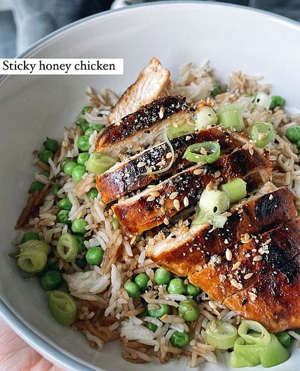 STICKY HONEY CHICKEN MEAL PREP 🤍✨ over 48g protein! 441 kcal per portion (46.1g C, 48.6g P, 6.2g F) Ingredients for 2: - 2 x chicken breasts (I used ) - 1 packet of rice (240g cooked rice) - 100g peas - 2 tsp honey - 2 tbsp soy sauce - 1 tsp paprika - 1 t