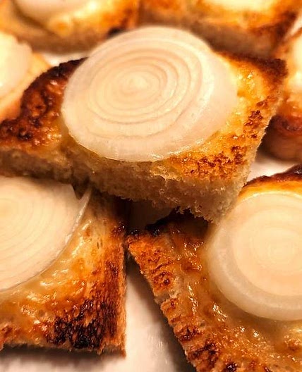 Naomi Judd's Easy Onionelles Recipe: 4-Ingredient Appetizer Recipe Is Now a Family Tradition | Appetizers | 30Seconds Food