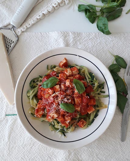 Tofu com molho de tomate e noodles de curgete