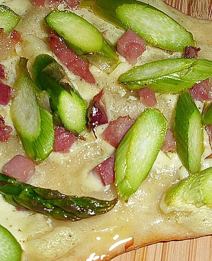 Spargel-Flammkuchen
