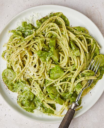 Spaghetti aglio e olio with broccoli