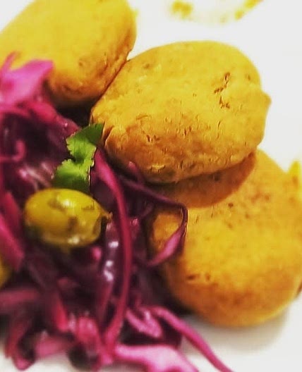 Beetroot falafel
flatbread  spring pickles