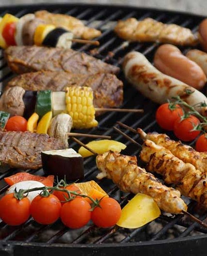 Grillerei (Würstel, Mais, Gemüse)