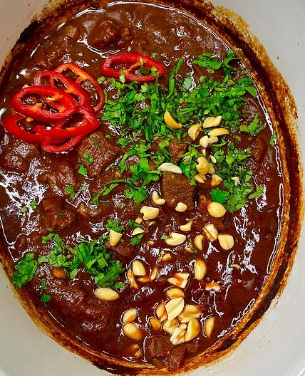 Slowcooker Beef Curry (Low cal) 🍛🥩 (516 cals a serving including 200g rice) Love a beef curry and this is pure banging. Adding a small touch of peanut butter really elevates the sauce with a whole chilli to give it heat. 200g of rice is a good portion so