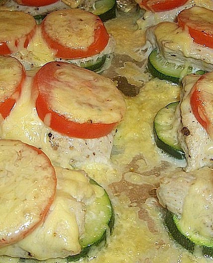 Putenschnitzel mit Gemüse überbacken