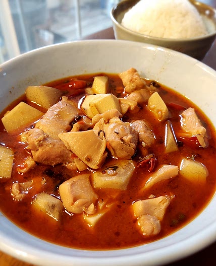 Braised Chicken with Baby Taro (yu'er shao ji)