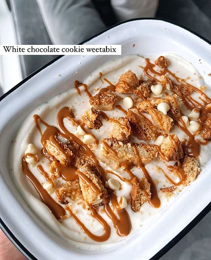 WHITE CHOCOLATE COOKIE PROTEIN WEETABIX! a delicious high protein breakfast for on the go! 🥰 495 kcal per portion (48.3g C, 37g P, 13.5g F) Ingredients for 1: - 2 protein weetabix (or normal) - 1 white chocolate cookie - 150g 0% fat yoghurt - 15g white ch