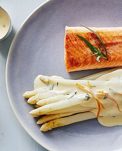Spargel und Lachs mit Orangensauce