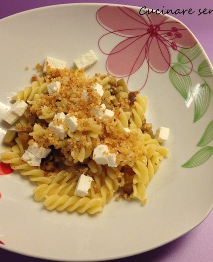Pasta melanzane e quartirolo con pane croccante | Cucinare senza Nichel